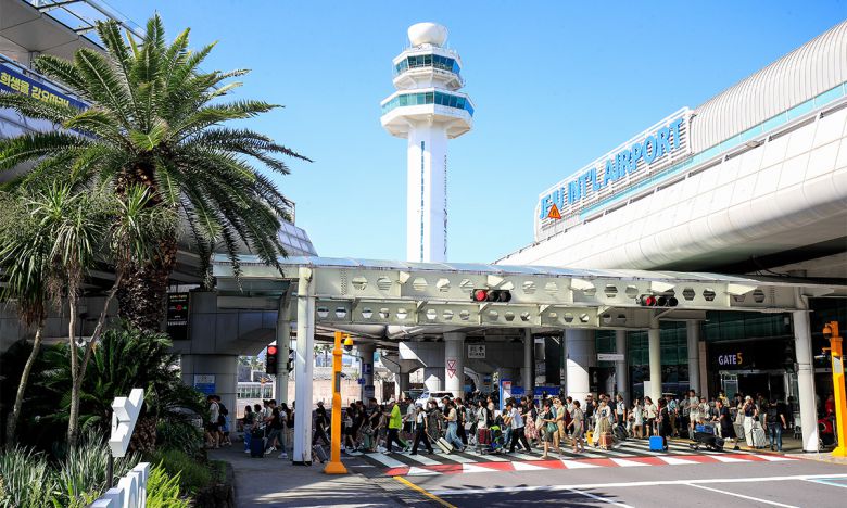 광복절 연휴를 하루 앞둔 지난 14일 제주국제공항 1층 도착장이 이용객들로 붐비고 있다. 뉴시스