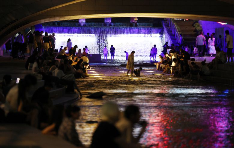 열대야에 지친 시민들이 서울 종로구 청계천을 찾은 시민들이 휴식을 취하며 더위를 식히며 있다. 뉴시스