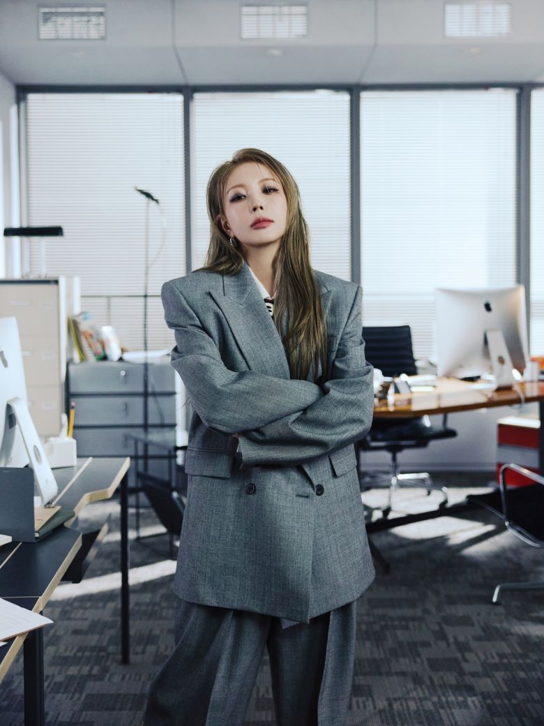 Boa(보아)의 정규 11집 'Crazier' 앨범 커버. SM엔터테인먼트