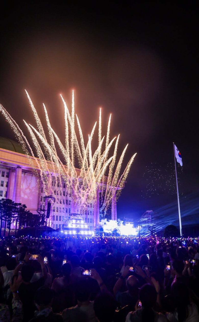 14일 서울 여의도 국회의사당에서 열린 "제80주년 광복절 전야제"에서 독립 영웅들의 초상을 하늘에 그려내는 대규모 드론쇼가 펼쳐지고 있다.김좌진 장군 초상.국가보훈부 제공