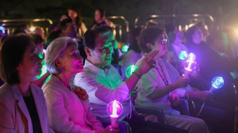 권오을 국가보훈부 장관이 지난 14일 오후 서울시 영등포구 국회의사당 앞 잔디광장에서 열린 광복80년 전야제 '대한이 살았다'에 참석해 공연을 관람하고 있다. 국가보훈부 제공