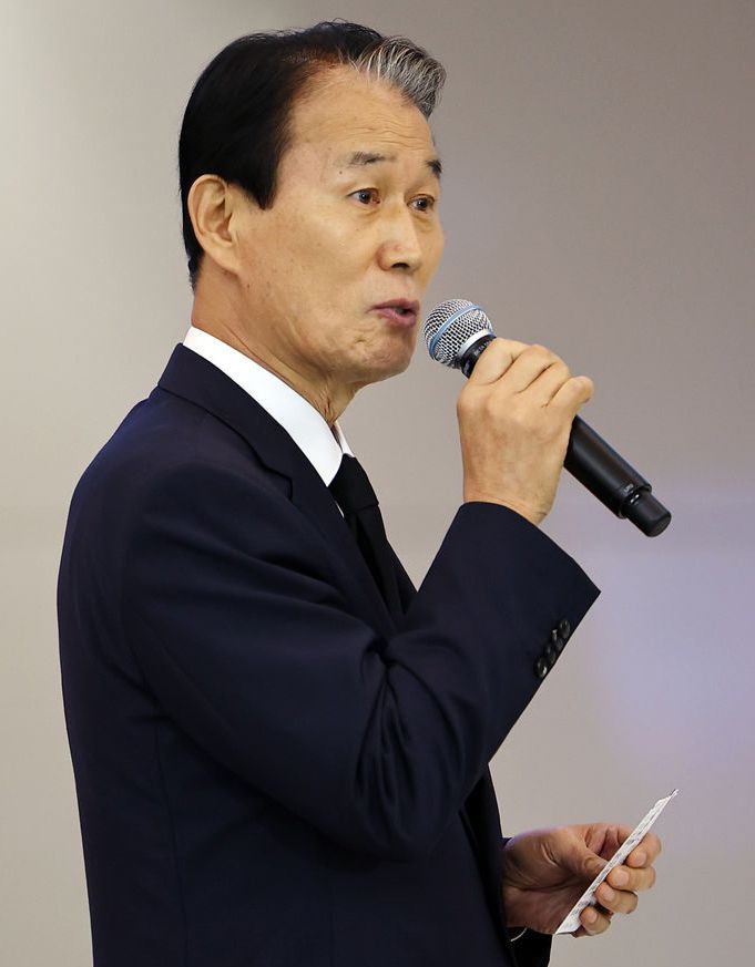 권오을 국가보훈부 장관이 지난 12일 인천국제공항 제2여객터미널에서 엄수된 광복 80주년을 맞아 국외 안장 독립유공자들의 유해 영접식에서 발언하고 있다. 인천공항=뉴시스