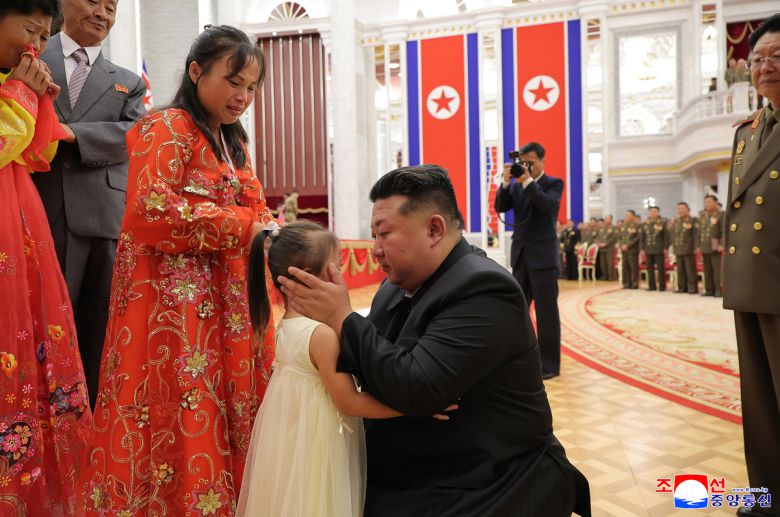 북한 김정은 국무위원장이 전사자 유족을 만나 위로했다고 조선중앙통신이 22일 보도했다. 평양 조선중앙통신=연합뉴스