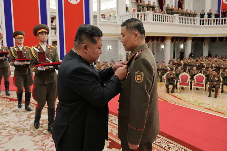 북한 노동당 기관지 노동신문은 21일 김정은 당 총비서가 귀국한 조선인민군 해외작전부대 주요지휘관에게 국가표창을 수여했다고 22일 보도했다. 평양 노동신문=뉴스1