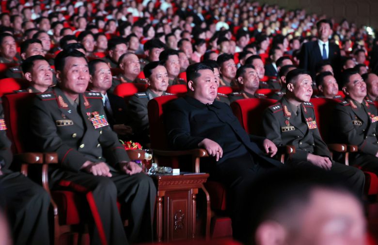 북한 노동당 기관지 노동신문은 김정은 당 총비서가 귀국한 조선인민군 해외작전부대 주요지휘관들을 위한 축하공연을 개최했다고 22일 보도했다. 평양 노동신문=뉴스1