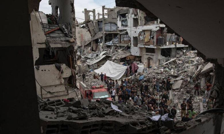 2025년 5월 15일 가자지구 북부 자발리아에서 팔레스타인 사람들이 이스라엘의 공습을 받은 알타우바 메디컬 클리닉 건물을 점검하고 있습니다. EPA연합뉴스