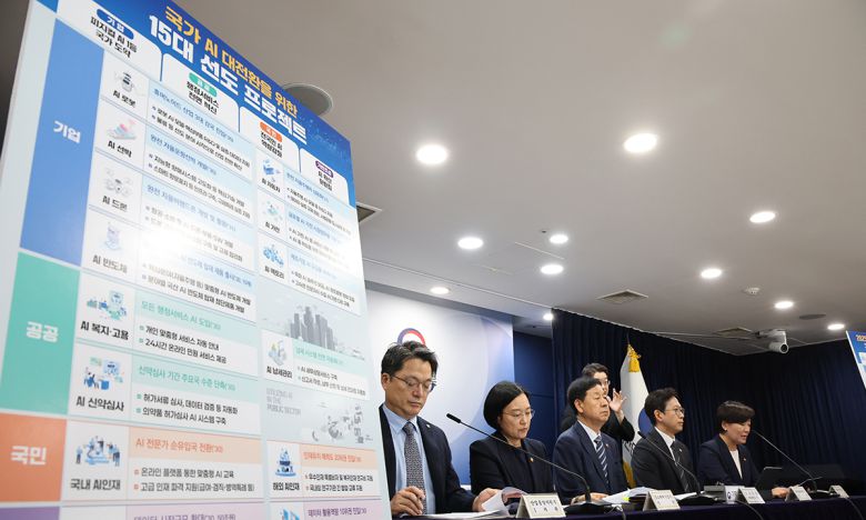 구윤철 경제부총리 겸 기획재정부 장관이 지난 22일 서울 종로구 정부서울청사에서 열린 새정부 경제성장전략 관계부처 합동 브리핑에서 국가 AI 대전환을 위한 15대 선도 프로젝트를 발표하고 있다. 왼쪽부터 한성숙 중소벤처기업부 장관, 구윤철 부총리, 배경훈 과학기술정보통신부 장관, 송미령 농림축산식품부 장관. 뉴스1