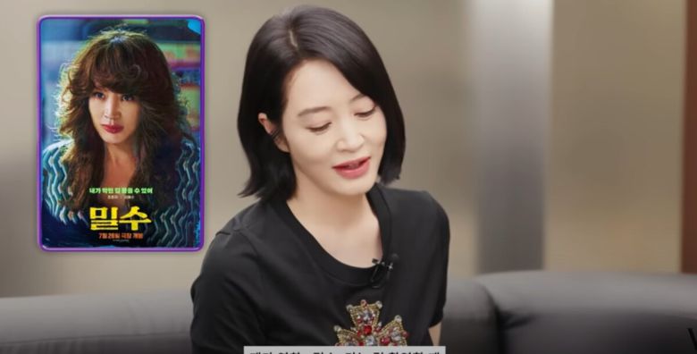 배우 김혜수가 늘상 착용해오던 '애착 두건'에 대한 이야기를 꺼냈다. 유튜브 채널 'VOGUE KOREA' 영상 캡처