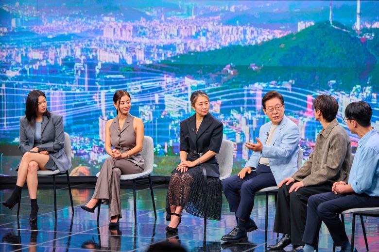 이재명 대통령이 20일 서울 서초구 아리랑국제방송에서 녹화방송 형태로 진행된 케이팝 더 넥스트 챕터(K-Pop:The Next Chapter)에서 출연진들과 K팝의 현재와 앞으로의 비전이라는 주제로 논의하고 있다. 이날 '케이팝 데몬 헌터스(케데헌)'의 메기 강 감독, 영화 삽입곡을 부른 트와이스(TWICE)의 지효와 정연, 프로듀서 알티(R.Tee), 음악 평론가 김영대가 출연했다. 대통령실 제공