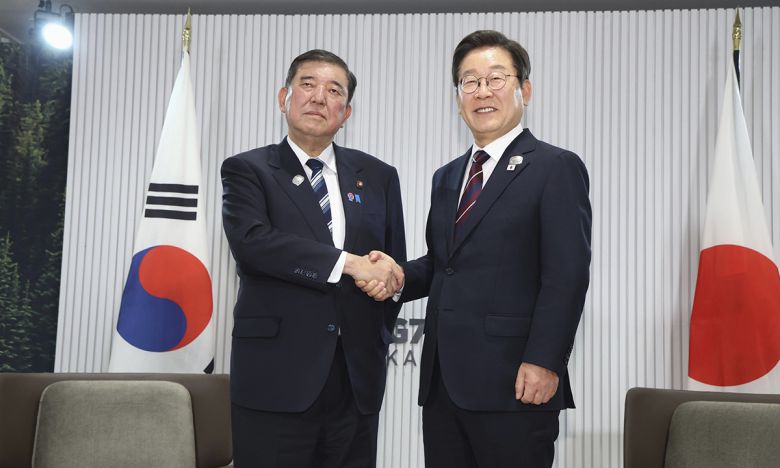 지난 6월 17일 캐나다에서 열린 G7 정상회의에 참석한 이재명 대통령(오른쪽)이 이시바 시게루 일본 총리와 만나 악수하고 있다. AP연합뉴스