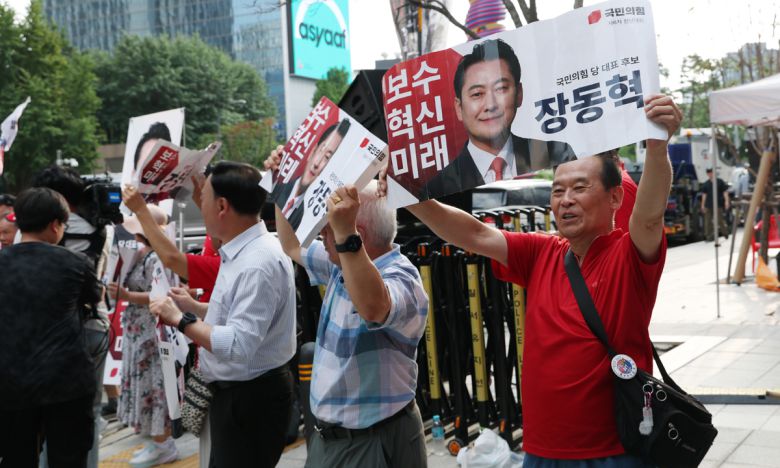 국민의힘 당대표 선거 결선에 진출한 김문수·장동혁 후보의 방송토론회가 열린 23일 서울 종로구 채널A 스튜디오 앞에서 장동혁 후보 지지자들이 응원을 펼치고 있다. 뉴스1