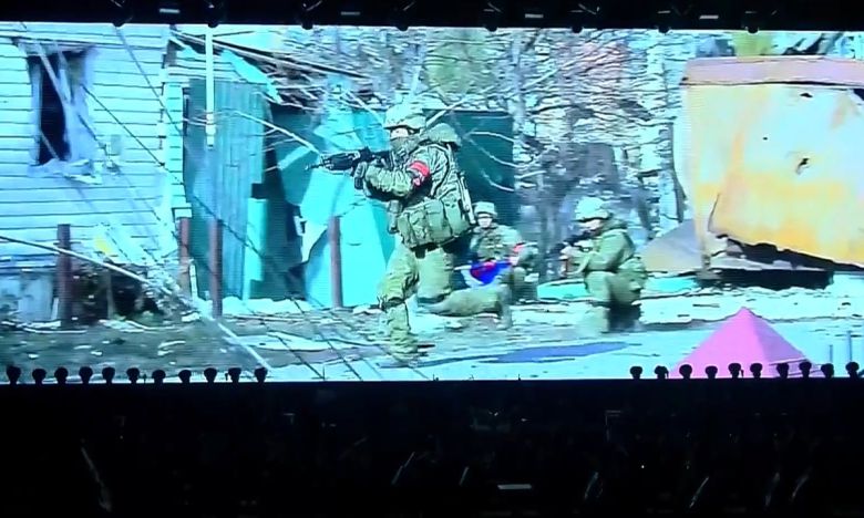 북한 조선중앙TV는 러시아 파병부대 지휘관과 군인들을 위한 축하공연을 ㅈ디난 22일 녹화방영하면서 중간에 파병 군인들의 전투장면을 내보냈다.평양=조선중앙TV·연합뉴스