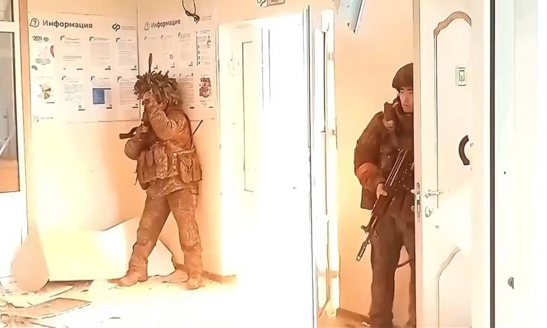 북한 조선중앙TV는 러시아 파병부대 지휘관과 군인들을 위한 축하공연을 지난 22일 녹화방영하면서 중간에 파병 군인들의 전투장면을 내보냈다.평양=조선중앙TV·연합뉴스