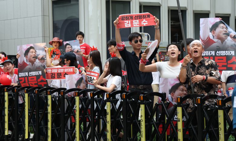 국민의힘 당대표 선거 결선에 진출한 김문수·장동혁 후보의 방송토론회가 열린 23일 서울 종로구 채널A 스튜디오 앞에서 김문수 후보 지지자들이 응원을 펼치고 있다. 뉴스1