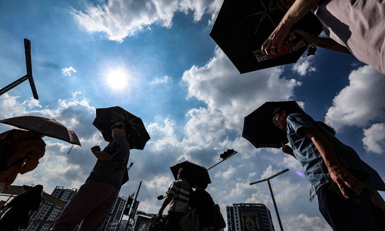 동대구역 광장에서 시민들이 양산을 쓰고 이동하고 있다. 연합뉴스