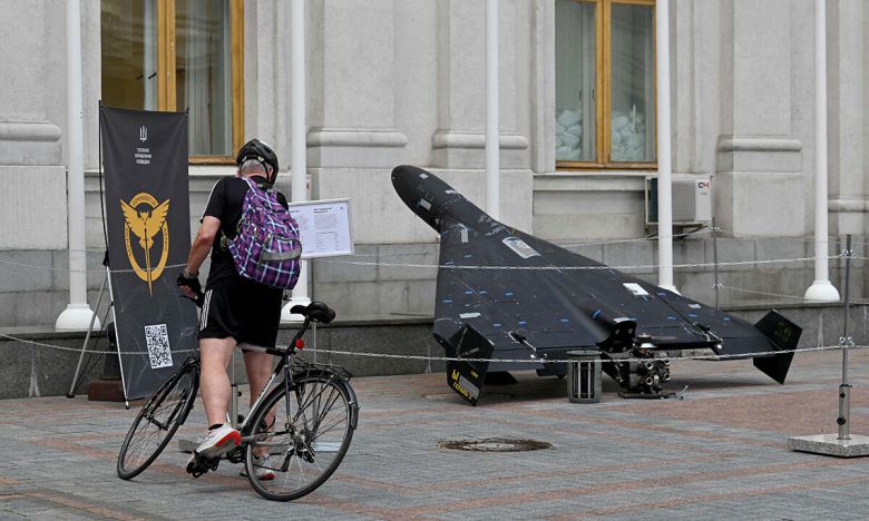 우크라이나 시민이 러시아군의 샤헤드 자폭드론 잔해를 보고 있다. 세계일보 자료사진