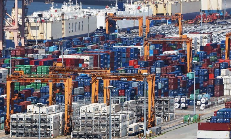 24일 경기도 평택항에 컨테이너가 쌓여 있는 모습. 연합뉴스