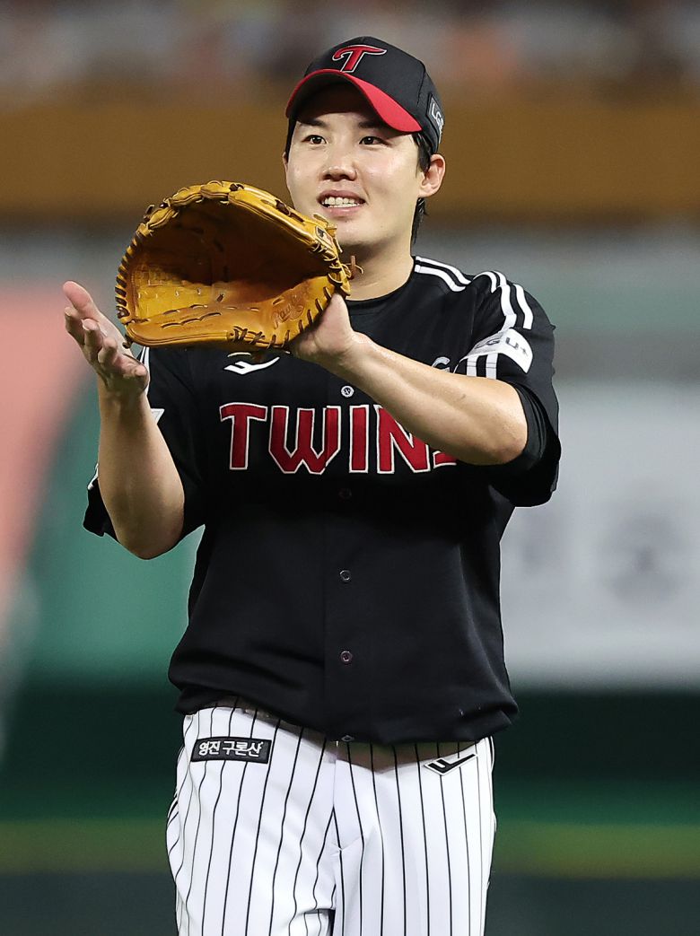 지난 17일 인천SSG 랜더스필드에서 열린 '2025 신한 SOL뱅크 KBO리그' LG 트윈스와 SSG 랜더스의 경기, LG 선발 임찬규가 6회말 무사 1루 상황 SSG 최정을 병살타로 잡아낸 뒤 내야진들을 향해 미소를 짓고 있다. 뉴스1