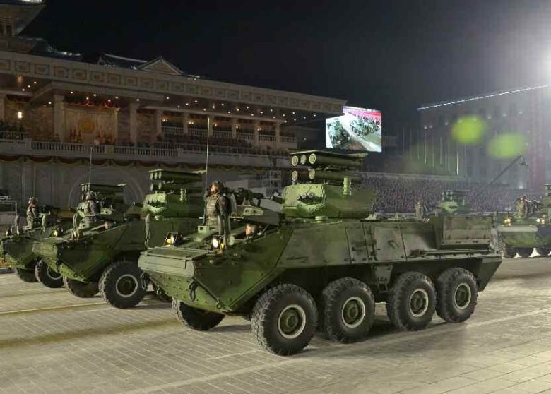 북한군이 새로 개발한 차륜형장갑차가 평양 김일성광장을 행진하고 있다. 세계일보 자료사진