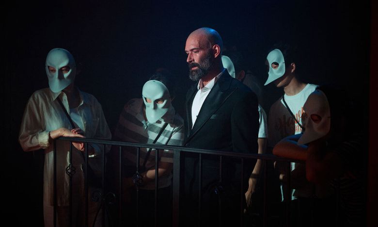 지난 21일 서울 중구 매키탄 호텔(옛 대한극장)에서 정식 개막한 ‘슬립 노 모어’에서 배우 뒤로 보이는 가면을 쓴 관객들이 극에 몰입해 있다. 미쓰잭슨 제공