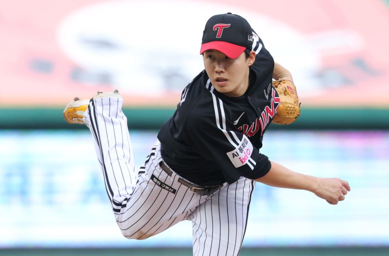 지난 17일 인천 미추홀구 SSG랜더스필드에서 열린 2025 KBO리그 LG 트윈스와 SSG 랜더스의 경기, 1회 말 LG 선발투수 임찬규가 공을 던지고 있다. 뉴시스