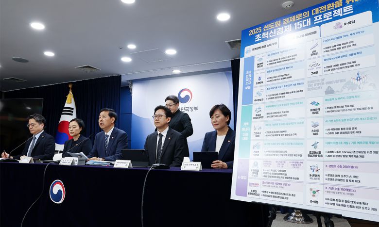 구윤철 경제부총리 겸 기획재정부 장관이 지난 22일 정부서울청사에서 열린 새정부 경제성장전략 관계부처 합동 브리핑에서 발언하고 있다. 왼쪽부터 문신학 산업통상자원부 1차관, 한성숙 중소벤처기업부 장관, 구 부총리, 배경훈 과학기술정보통신부 장관, 송미령 농림축산식품부 장관. 연합뉴스