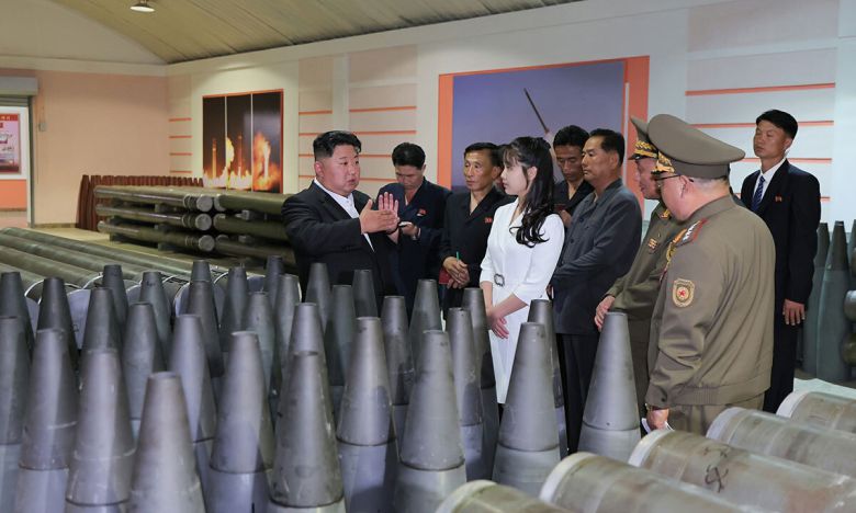 김정은 북한 국무위원장이 딸 주애와 함께 중요군수공업기업소를 현지지도하면서 간부들에게 지시를 하고 있다. 노동신문·뉴스1