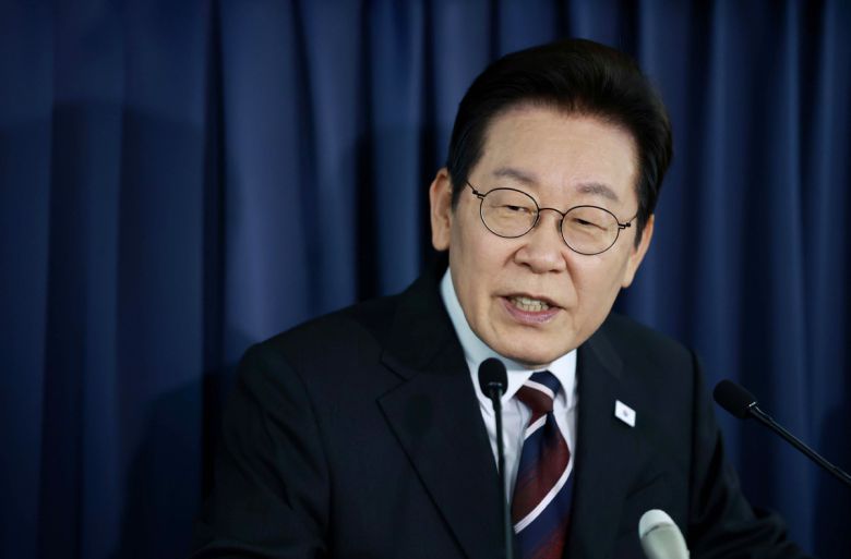 이재명 대통령이 24일(현지 시간) 한일정상회담을 마치고 일본 도쿄에서 미국 워싱턴DC로 향하는 공군1호기에서 기내 기자간담회를 하고 있다. 워싱턴=뉴시스