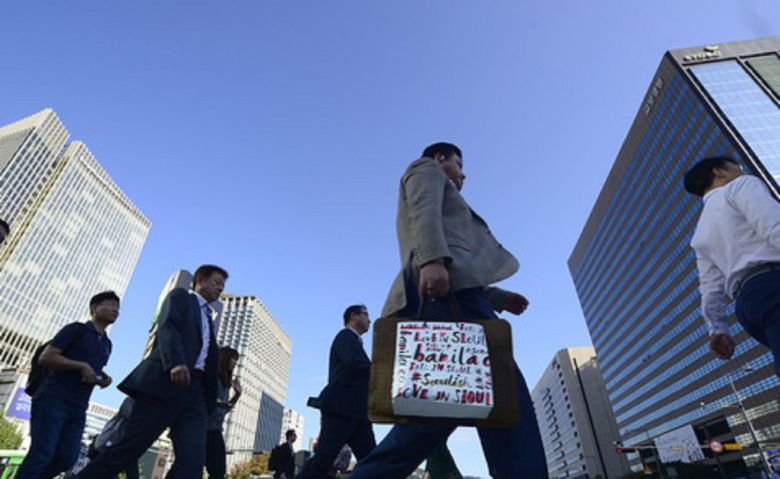 서울 광화문네거리에서 출근 중인 직장인들. 뉴스1