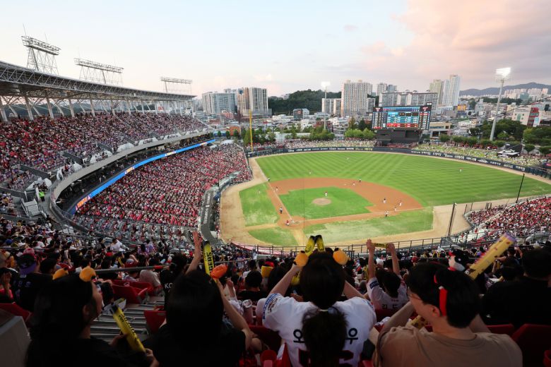 지난 24일 광주기아챔피언스필드에서 열린 프로야구 LG 트윈스와 KIA 타이거즈의 경기에서 야구팬들이 관전하고 있다. KBO리그는 전날 4개 경기장에서 매진을 이루는 등 10만 명이 넘는 팬들이 야구장을 찾아 2년 연속 천만 관중을 돌파했다. 연합뉴스
