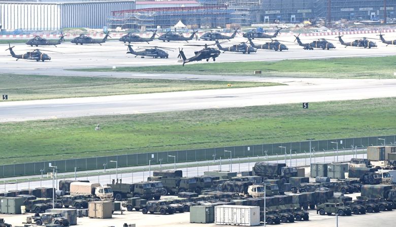 한미 연합훈련 을지 자유의 방패(UFS·을지프리덤실드) 연습이 시작된 18일 경기 평택시 주한미군기지 캠프 험프리스에서 아파치 헬기가 이륙하고 있다. 뉴시스