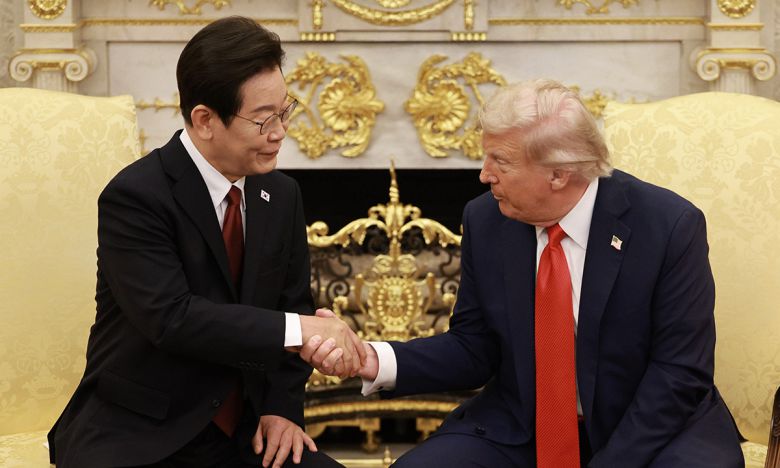 이재명 대통령과 도널드 트럼프 미국 대통령이 25일(현지시간) 미국 워싱턴DC 백악관에서 정상회담을 하며 악수하고 있다. 연합뉴스