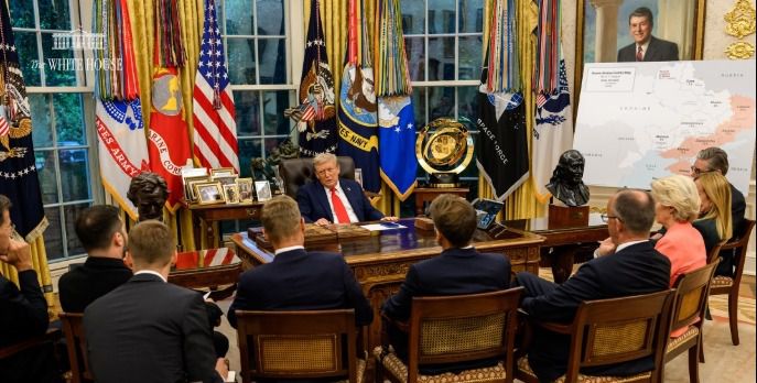 트럼프 대통령이 지난 18일 백악관에서 유럽 정상들과 다자회담 전 회동하는 모습. (백악관 X계정)