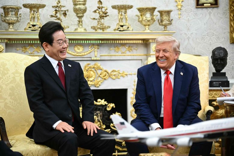 화기애애 이재명 대통령과 도널드 트럼프 대통령이 25일(현지시간) 미국 워싱턴 대통령 집무실인 백악관 오벌오피스에서 정상회담 도중 환하게 웃고 있다. 두 정상은 경주 아시아태평양경제협력체(APEC·에이펙) 정상회의에서 김정은 북한 국무위원장과의 회동 가능성과 동맹 현대화 등을 논의했다. 워싱턴=연합뉴스