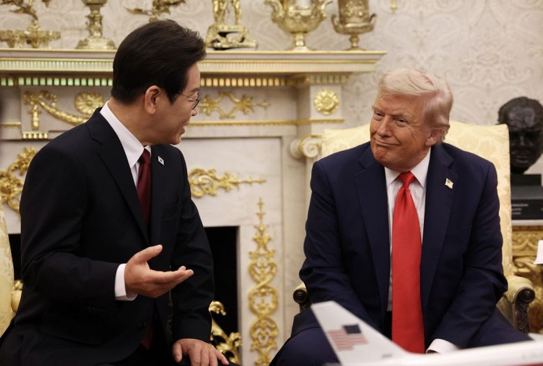 이재명 대통령과 도널드 트럼프 미국 대통령이 25일(현지시간) 미국 워싱턴DC 백악관에서 한미 정상회담을 하고 있다. 뉴시스