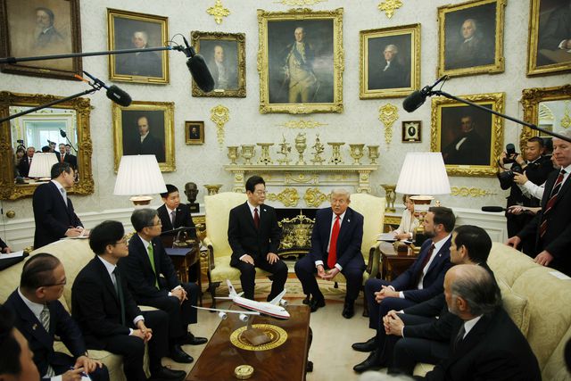 이재명 대통령과 도널드 트럼프 미국 대통령이 25일(현지시간) 미국 워싱턴DC 백악관에서 정상회담을 하고 있다. 연합뉴스