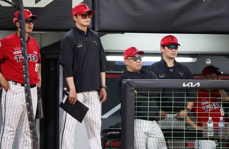 지난 24일 광주기아챔피언스필드에서 열린 프로야구 LG 트윈스와 KIA 타이거즈의 경기. KIA 이범호 감독과 코치진이 역전을 당한 6회초 수비를 지켜보고 있다. 연합뉴스