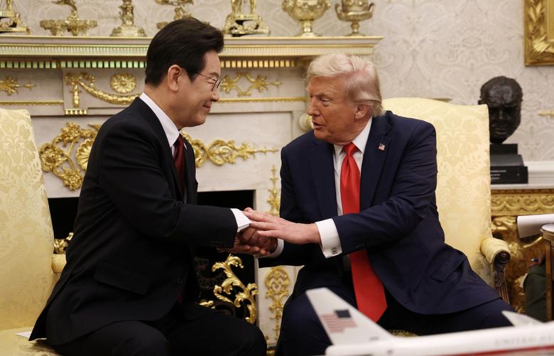 이재명 대통령과 도널드 트럼프 미 대통령이 25일(현지시간) 미국 워싱턴DC 백악관에서 정상회담 중 악수하고 있다. 워싱턴=연합뉴스