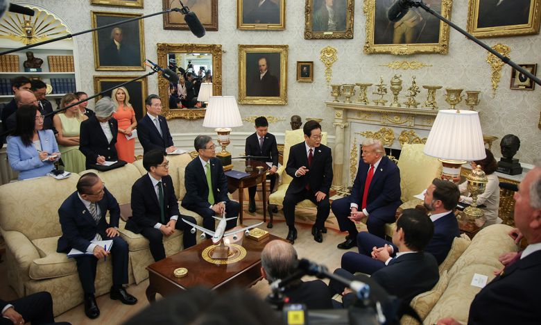 이재명 대통령이 25일(현지시간) 미국 워싱턴 DC 백악관 오벌오피스에서 도널드 트럼프 미국 대통령과 한미 정상회담을 하고 있다. 연합뉴스