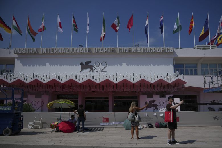 26일(현지시간) 제82회 베니스영화제 개막을 하루 앞둔 영화제의 중심 무대 팔라초 델 시네마. AP연합뉴스