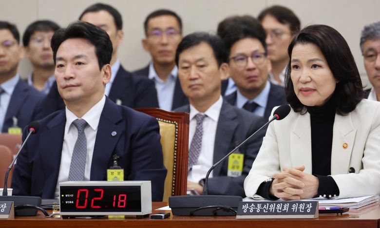 26일 서울 여의도 국회에서 열린 과학기술정보방송통신위원회 전체회의에서 이진숙 방송통신위원장이 질의에 답변하고 있다. 연합뉴스