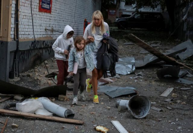 28일(현지시간) 러시아의 대규모 공격을 받은 우크라이나 키이우의 한 아파트에서 주민들이 현장을 빠져나오고 있다. 로이터통신