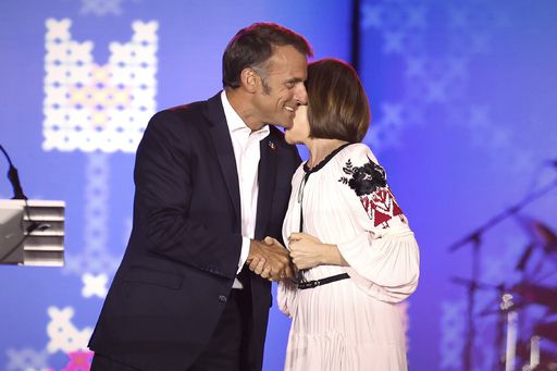 27일(현지시간) 에마뉘엘 마크롱 프랑스 대통령(왼쪽)이 마이아 산두 몰도바 대통령과 다정하게 인사를 나누고 있다. 마크롱 대통령은 이날 프리드리히 메르츠 독일 총리, 도날트 투스크 폴란드 총리와 함께 몰도바를 방문해 이 나라의 34주년 독립 기념일을 축하했다. AP연합뉴스