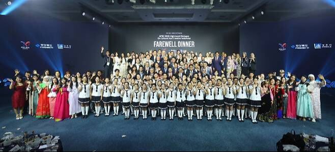 경주 라한호텔 컨벤션홀에서 열린 '2025 APEC 문화산업고위급대화' 환송만찬 참석자들이 기념촬영을 하고 있다.