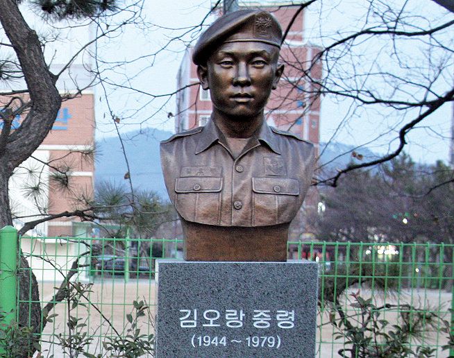 김해에 세워진 고 김오랑 중령 추모 흉상. 뉴시스