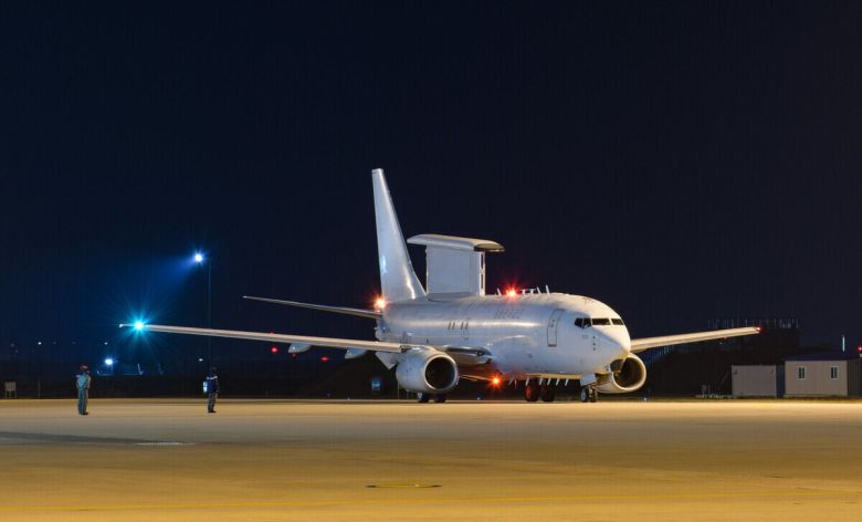 한국 공군 E-737 공중조기경보통제기가 야간비행을 앞두고 활주로에 대기하고 있다. 세계일보 자료사진
