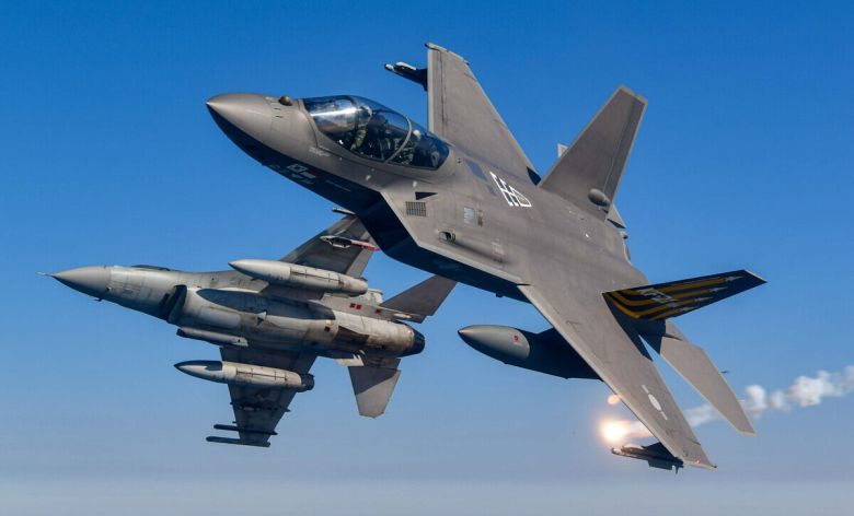 국산 KF-21 전투기가 한국 공군 KF-16 전투기와 함께 비행을 하고 있다. 세계일보 자료사진