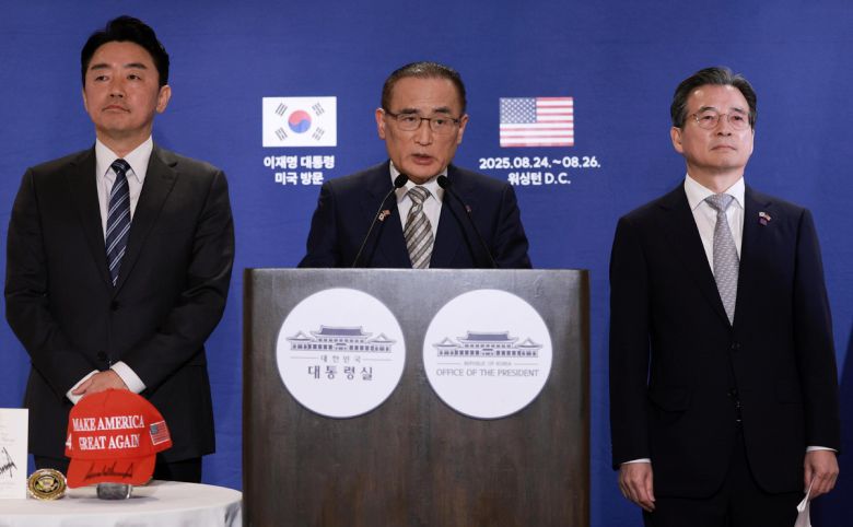 위성락 안보실장이 25일(현지 시간) 미국 워싱턴D.C 프레스센터 내 중앙기자실에서 한미 정상회담 관련 브리핑을 하고 있다. 왼쪽부터 강훈식 비서실장, 위 안보실장. 김용범 정책실장.   뉴시스