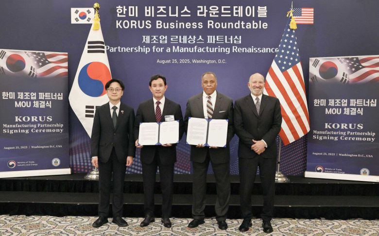 고려아연과 록히드마틴이 지난 25일(현지시간) 게르마늄 공급·구매와 핵심광물 공급망 협력을 위한 양해각서(MOU)를 체결했다.(왼쪽부터)김정관 산업통상자원부 장관, 최윤범 고려아연 회장, 마이클 윌리엄슨 록히드마틴 인터내셔널 사장, 하워드 러트닉 미국 상무부 장관. 고려아연 제공