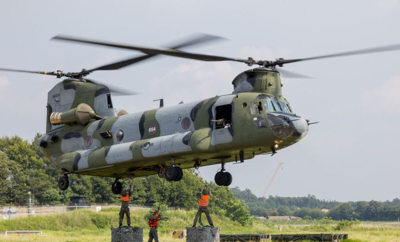 경기도 이천 육군 항공사령부에서 열린 대규모 항공작전 훈련에서 CH-47D 헬기가 물자 공급을 위한 공중강습작전을 하고 있다. 세계일보 자료사진